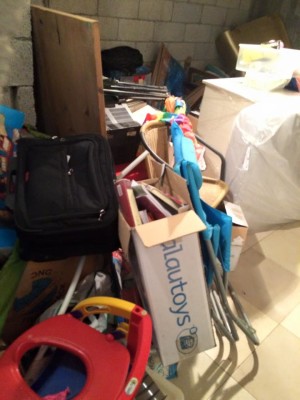 תמונה של מחסן מבולגן ולא מסודר לפני פעולת סידור מדפים